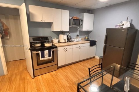Commercial property in Opa-locka, Florida № 1865705 - photo 12