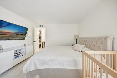 Condo in Miami, Florida, 2 bedrooms  № 1800706 - photo 13