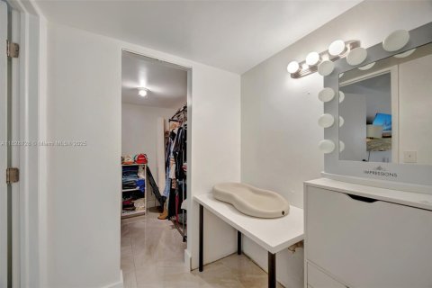 Condo in Miami, Florida, 2 bedrooms  № 1800706 - photo 17