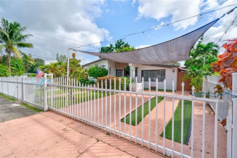 Villa ou maison à vendre à North Miami Beach, Floride: 4 chambres, 155.15 m2 № 2422919 - photo 10