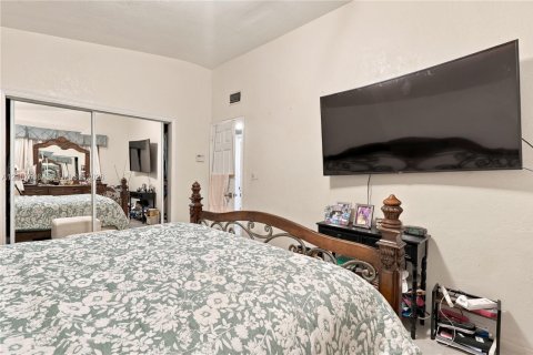 Villa ou maison à vendre à North Miami Beach, Floride: 4 chambres, 155.15 m2 № 2422919 - photo 21