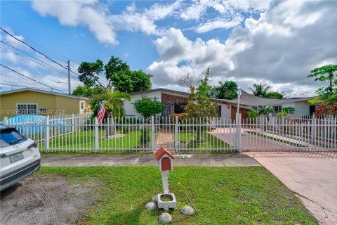 Villa ou maison à vendre à North Miami Beach, Floride: 4 chambres, 155.15 m2 № 2422919 - photo 2