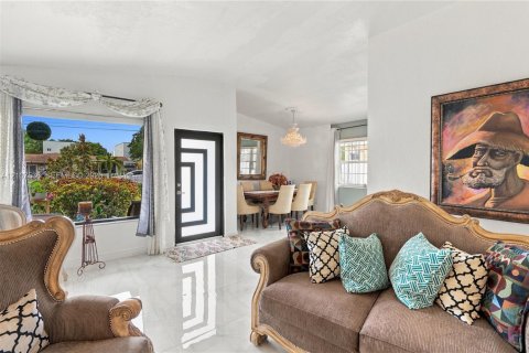 Villa ou maison à vendre à North Miami Beach, Floride: 4 chambres, 155.15 m2 № 2422919 - photo 11