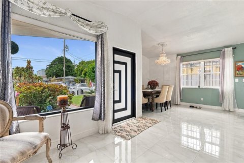 Villa ou maison à vendre à North Miami Beach, Floride: 4 chambres, 155.15 m2 № 2422919 - photo 4