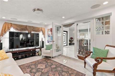 Villa ou maison à vendre à North Miami Beach, Floride: 4 chambres, 155.15 m2 № 2422919 - photo 18