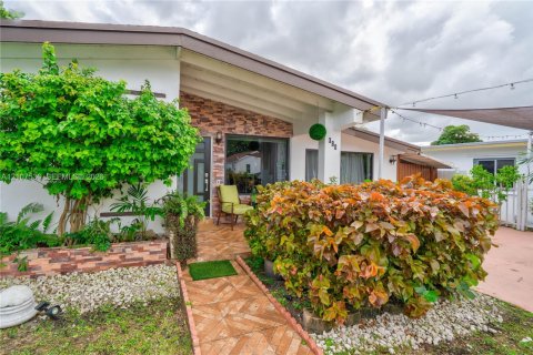 Villa ou maison à vendre à North Miami Beach, Floride: 4 chambres, 155.15 m2 № 2422919 - photo 6