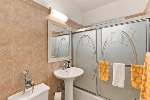 Villa ou maison à vendre à North Miami Beach, Floride: 4 chambres, 155.15 m2 № 2422919 - photo 22