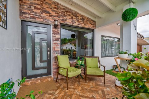 Villa ou maison à vendre à North Miami Beach, Floride: 4 chambres, 155.15 m2 № 2422919 - photo 3