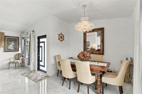Villa ou maison à vendre à North Miami Beach, Floride: 4 chambres, 155.15 m2 № 2422919 - photo 13