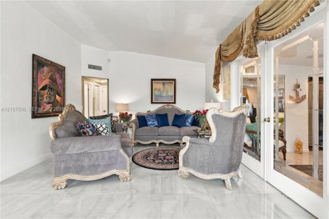Villa ou maison à vendre à North Miami Beach, Floride: 4 chambres, 155.15 m2 № 2422919 - photo 16