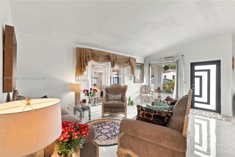 Villa ou maison à vendre à North Miami Beach, Floride: 4 chambres, 155.15 m2 № 2422919 - photo 17