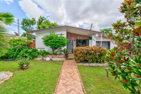Villa ou maison à North Miami Beach, Floride 4 chambres, 155.15 m2 № 2422919