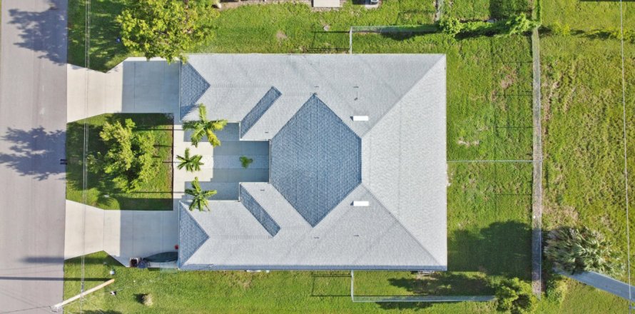 Commercial property in Cape Coral, Florida 6 bedrooms, 216.83 sq.m. № 771132