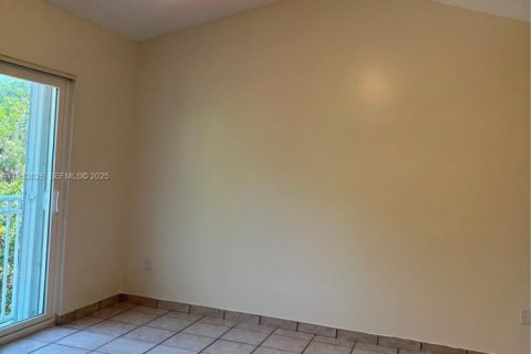 Casa en alquiler en Miami, Florida, 3 dormitorios, 119.75 m2 № 1991155 - foto 2