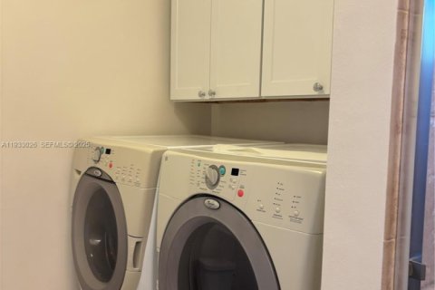 Casa en alquiler en Miami, Florida, 3 dormitorios, 119.75 m2 № 1991155 - foto 4