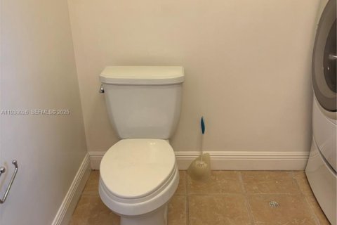 Casa en alquiler en Miami, Florida, 3 dormitorios, 119.75 m2 № 1991155 - foto 3