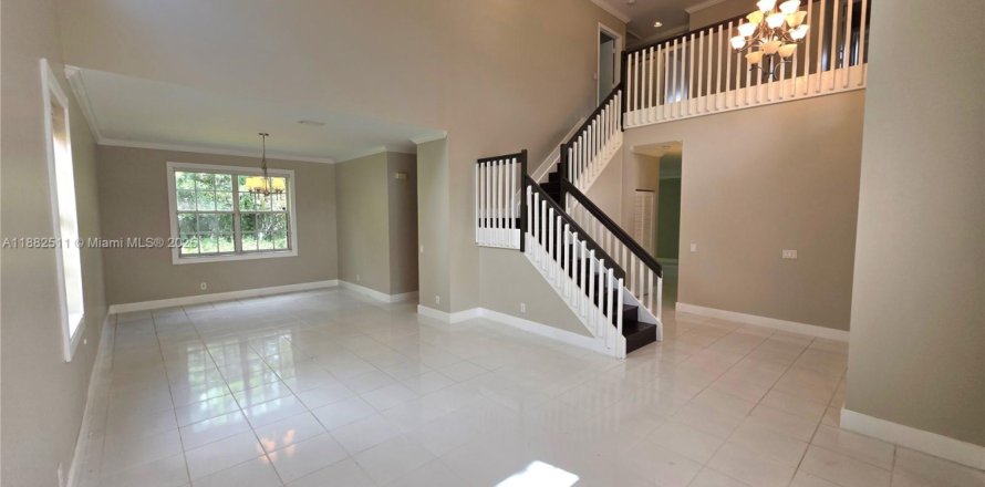 House in Weston, Florida 5 bedrooms, 248.23 sq.m. № 1932180