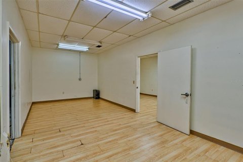 Propiedad comercial en alquiler en Gainesville, Florida, 277.68 m2 № 1440577 - foto 22