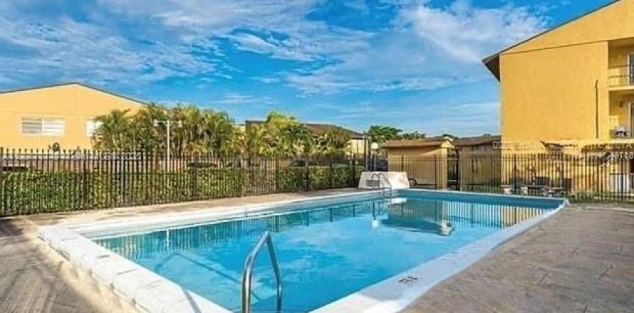 Condominio en Miami, Florida, 2 dormitorios № 1924885