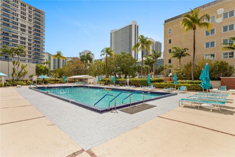 Condo in Hollywood, Florida, 2 bedrooms № 1959801 - photo 25