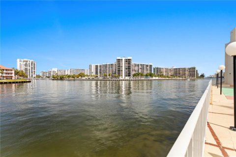 Condo in Hollywood, Florida, 2 bedrooms № 1959801 - photo 27