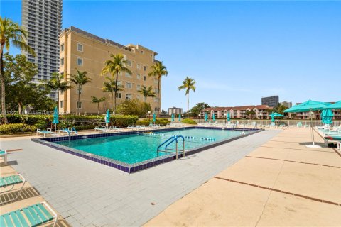 Condo in Hollywood, Florida, 2 bedrooms № 1959801 - photo 20