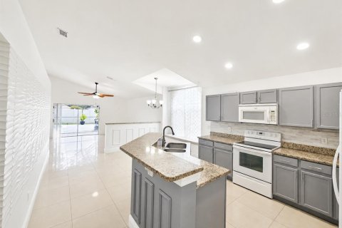 House in Orlando, Florida 4 bedrooms, 164.62 sq.m. № 2272950 - photo 5