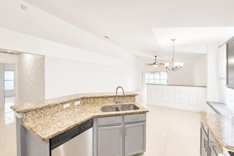 House in Orlando, Florida 4 bedrooms, 164.62 sq.m. № 2272950 - photo 7