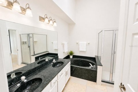 House in Orlando, Florida 4 bedrooms, 164.62 sq.m. № 2272950 - photo 15