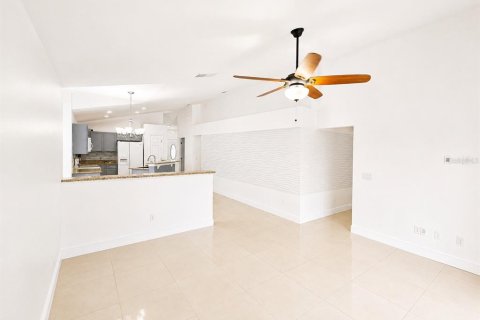 House in Orlando, Florida 4 bedrooms, 164.62 sq.m. № 2272950 - photo 10