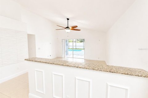 House in Orlando, Florida 4 bedrooms, 164.62 sq.m. № 2272950 - photo 8