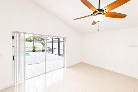 House in Orlando, Florida 4 bedrooms, 164.62 sq.m. № 2272950 - photo 9