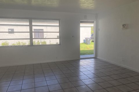 Casa en alquiler en West Park, Florida, 2 dormitorios, 204.29 m2 № 1993828 - foto 3