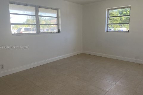 Casa en alquiler en West Park, Florida, 2 dormitorios, 204.29 m2 № 1993828 - foto 5