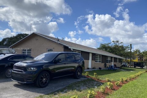 Casa en alquiler en West Park, Florida, 2 dormitorios, 204.29 m2 № 1993828 - foto 1