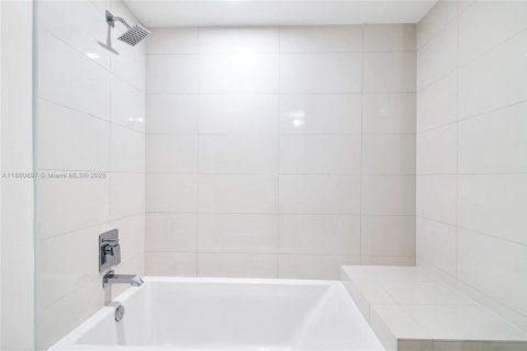 Condominio en alquiler en Miami, Florida, 2 dormitorios, 101.73 m2 № 1937281 - foto 9