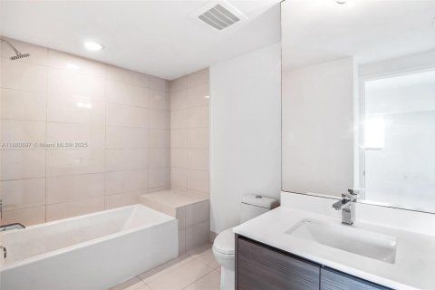Condominio en alquiler en Miami, Florida, 2 dormitorios, 101.73 m2 № 1937281 - foto 13