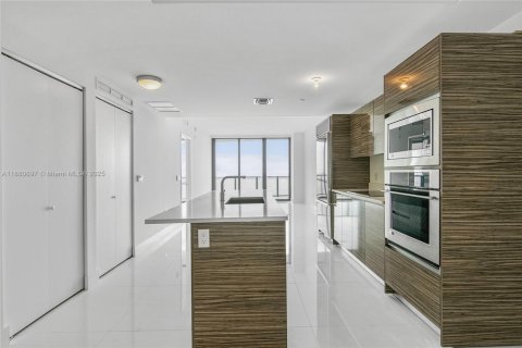 Condominio en alquiler en Miami, Florida, 2 dormitorios, 101.73 m2 № 1937281 - foto 1