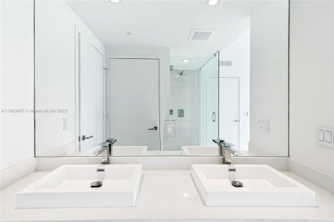 Condominio en alquiler en Miami, Florida, 2 dormitorios, 101.73 m2 № 1937281 - foto 11