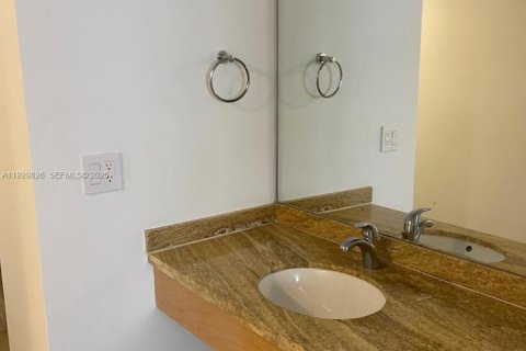 Condo in Miami, Florida, 1 bedroom  № 2035488 - photo 9