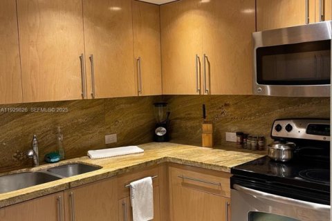 Condo in Miami, Florida, 1 bedroom  № 2035488 - photo 7