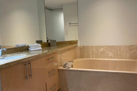 Condo in Miami, Florida, 1 bedroom  № 2035488 - photo 10