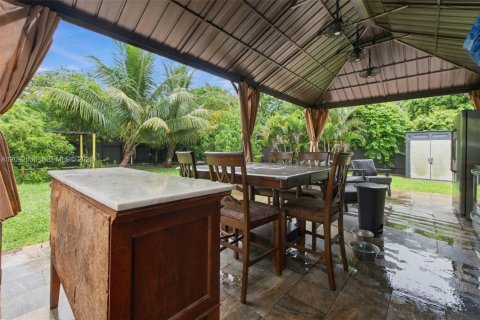 Villa ou maison à vendre à Miami Springs, Floride: 2 chambres, 100.8 m2 № 2384651 - photo 22