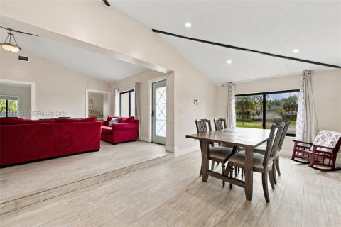 Villa ou maison à vendre à Miami Springs, Floride: 2 chambres, 100.8 m2 № 2384651 - photo 8