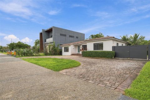 Villa ou maison à vendre à Miami Springs, Floride: 2 chambres, 100.8 m2 № 2384651 - photo 2
