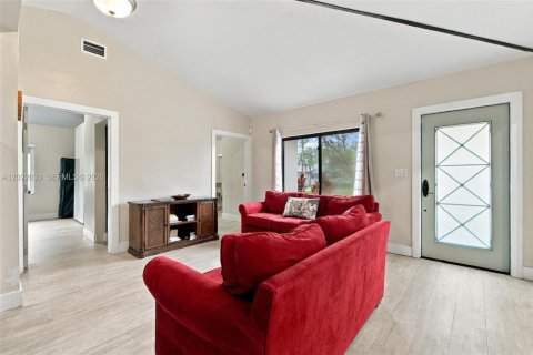 Villa ou maison à vendre à Miami Springs, Floride: 2 chambres, 100.8 m2 № 2384651 - photo 4