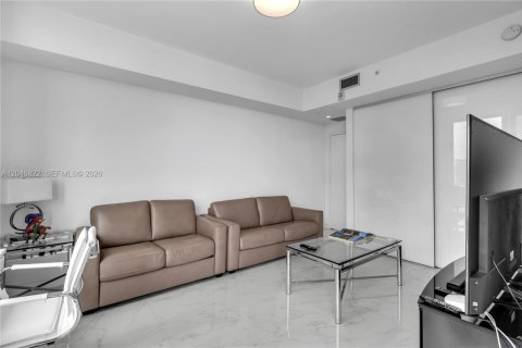 Condominio en alquiler en Miami, Florida, 3 dormitorios, 160.81 m2 № 2269115 - foto 12