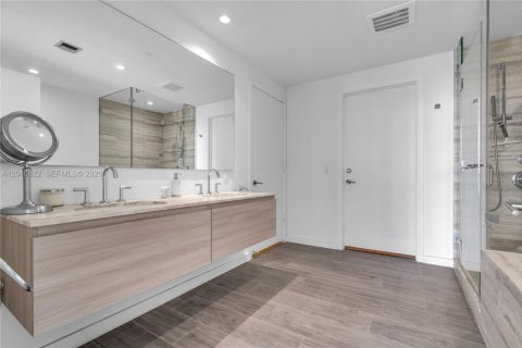 Condominio en alquiler en Miami, Florida, 3 dormitorios, 160.81 m2 № 2269115 - foto 17