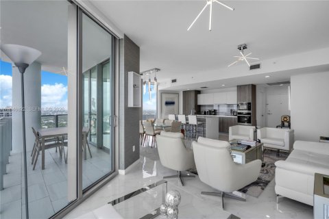 Condominio en alquiler en Miami, Florida, 3 dormitorios, 160.81 m2 № 2269115 - foto 5