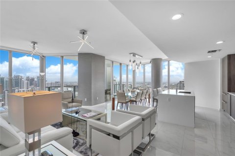 Condominio en alquiler en Miami, Florida, 3 dormitorios, 160.81 m2 № 2269115 - foto 7